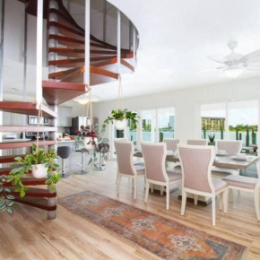The Fuschia-Sleeps 14-Splendor on Mandalay Channel